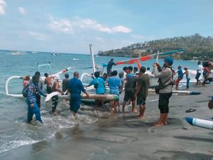 Seorang Nelayan Dihantam Ombak-Perahu Terbalik di Perairan Senggigi