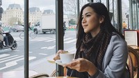 Berada di Paris, dirinya mengunggah fotonya saat tengah menikmati langit sore di Paris ditemani secangkir kopi hangat kesukaannya. Dirinya memang suka travelling. Foto: Instagram @fakhranaaa