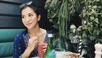 Kalau ini pose dirinya saat sarapan minum smoothies di salah satu kafe brunch paling terkenal, saat dia tengah berlibur ke Seminyak di Bali. Foto: Instagram @fakhranaaa