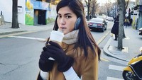 Nah, kalau ini fotonya saat berlibur di Seoul, Korea Selatan, pada musim dingin membuat dirinya memilih kopi panas untuk menemaninya jalan-jalan. Foto: Instagram @fakhranaaa