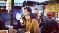 Mengaku sering menunda-nunda niat diet, Dita tampak santai mencicipi jajanan kali lima saat berkunjung ke Seoul. Foto: Instagram @fakhranaaa