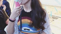 Selain doyan ngopi, dirinya juga penggemar berat es krim. Dia tidak suka jika makan es krim dan harus berbagi. Foto: Instagram @fakhranaaa