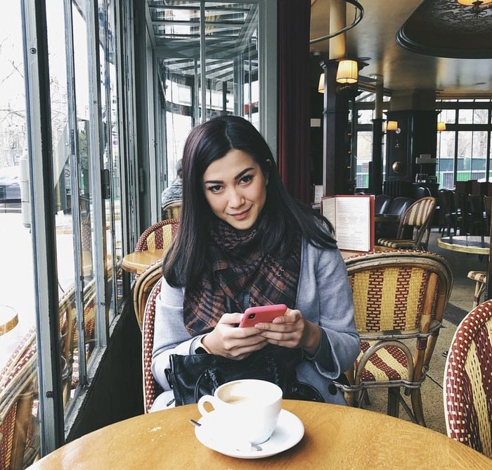 Si Cantik Dita Fakhrana yang Doyan Ngopi di Paris hingga Seoul Si Cantik Dita Fakhrana yang Doyan Ngopi di Paris hingga Seoul
