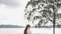 Nama Dita Fakhrana dikenal sebagai pembaca acara dalam beberapa program berita, sampai penyanyi. Wanita cantik berusia 28 tahun ini, dikabarkan menikah di Singapura dengan pria bernama Rino Yosiaki. Foto: Instagram @fakhranaaa