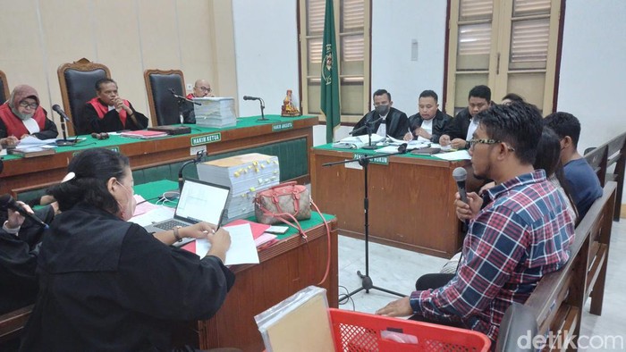 Sidang kasus binomo dengan terdakwa Fakar Suhartami. Sidang tersebut beragendakan keterangan saksi. (Farid/detikSumut)