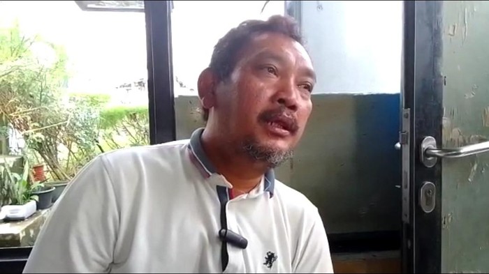 Sopir angkot berinisial HK (45) menceritakan detik-detik dirinya selamat dari tabrakan dengan KRL di Bogor, Jawa Barat.