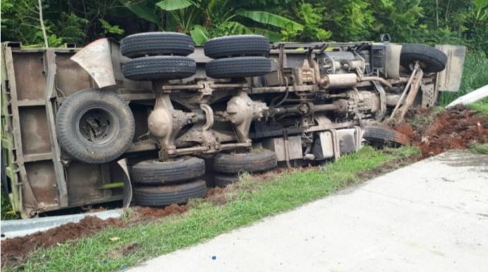 Sopir Mengantuk, Truk Terguling di Tol Jagorawi Arah Bogor (Istimewa)