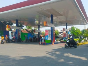 Respons Warga Jelang Kenaikan Harga BBM: Manut Mawon Sing Ndue Negoro