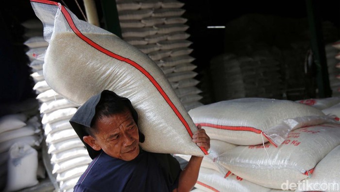 Perum Bulog memastikan stok beras dan jagung Indonesia aman sampai akhir 2022. Perum Bulog memiliki stok beras kurang lebih 1,1 juta ton.