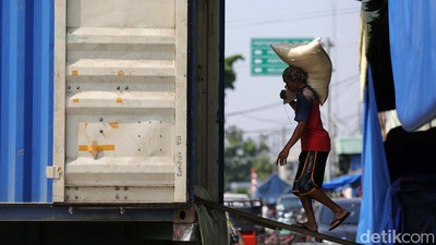 Suasana Pasar Induk Cipinang Saat Stok Beras Aman hingga Desember