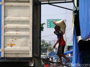 Suasana Pasar Induk Cipinang Saat Stok Beras Aman hingga Desember
