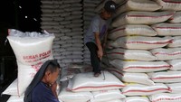 Pekerja menggunakan gancu untuk mengangkat karung beras ke pundak pemanggul. Indonesia merupakan produsen beras terbesar kedua di dunia setelah China. Peluang Indonesia untuk ekspor beras sangat besar.