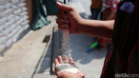Pekerja memeriksa kualitas beras dalam aktivitas perdagangan itu. Sebelumnya Indonesia juga telah memperoleh penghargaan dari International Rice Research Institute karena dinilai mampu mencapai sistem ketahanan pangan dan swasembada beras sejak 2019.