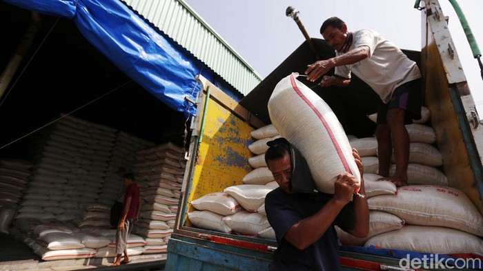 Stok Beras Indonesia Aman hingga Akhir 2022 Perum Bulog memastikan stok beras dan jagung Indonesia aman sampai akhir 2022. Perum Bulog memiliki stok beras kurang lebih 1,1 juta ton.