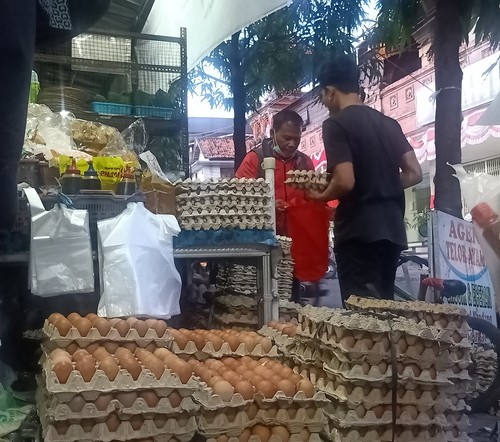 Suasana di salah satu gerai yang menjual telur ayam di Denpasar, Selasa (30/8/2022)