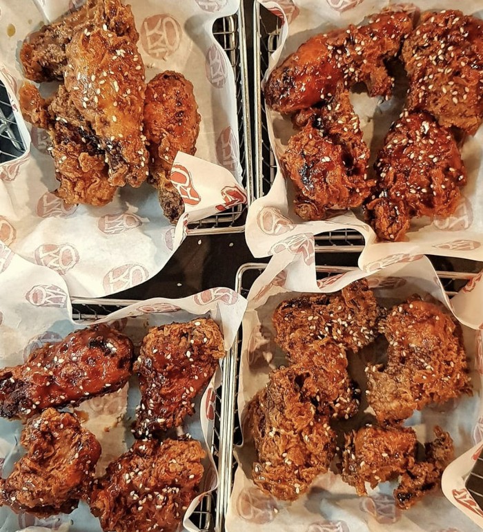 Sudah Gajian? Yuk Makan Ayam Goreng Korea yang Pedas Gurih di Sini