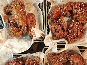 Sudah Gajian? Yuk Makan Ayam Goreng Korea yang Pedas Gurih di Sini