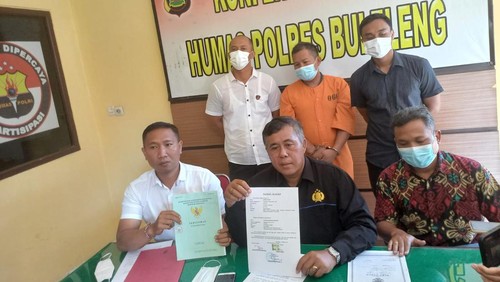 Tersangka penggelapan sertifikat di Desa Tigawasa, Kecamatan Banjar, Kabupaten Buleleng, Bali, Selasa (30/8/2022).