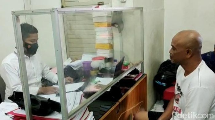 Tersangka saat diperiksa di Polres Asahan.
