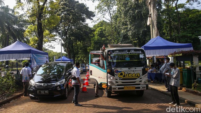 Truk Hingga Mobil Pribadi Ikut Uji Emisi Gratis Uji emisi kendaraan bermotor dilakukan di Jalan Letnan Soetopo, Serpong, Tangerang Selatan, Banten. Truk hingga kendaraan pribadi ikut uji emisi gratis ini.
