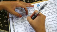 Tampak petugas mencatat hasil uji emisi setiap kendaraan.
