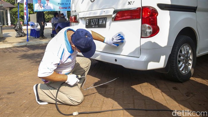 Truk Hingga Mobil Pribadi Ikut Uji Emisi Gratis Uji emisi kendaraan bermotor dilakukan di Jalan Letnan Soetopo, Serpong, Tangerang Selatan, Banten. Truk hingga kendaraan pribadi ikut uji emisi gratis ini.