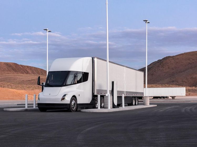 Potret Truk Listrik Tesla Semi, Sekali Cas Bisa Melaju 805 Km