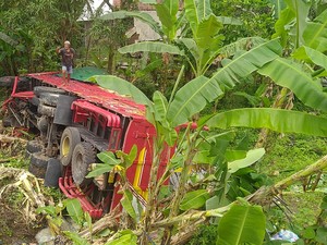 Hilang Kendali, Truk Tronton Terjun ke Jurang di Jembrana
