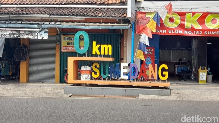 Titik 0 KM SuTugu Nol Kilometer Sumedang berada diantara Alun-alun Sumedang dengan pusat ekonomi Pasar Sumedang di sebelah utara jembatan Sungai Cipeles.
