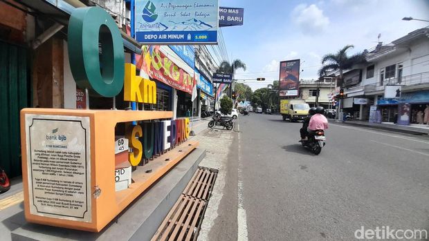 Titik 0 KM SuTugu Nol Kilometer Sumedang berada diantara Alun-alun Sumedang dengan pusat ekonomi Pasar Sumedang di sebelah utara jembatan Sungai Cipeles.