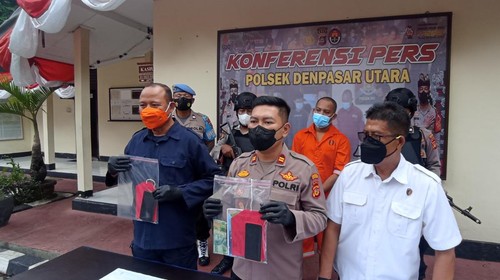 Tukang ojek di Kota Denpasar, Andika Purwanto ditangkap polisi karena menjual judi togel secara online.