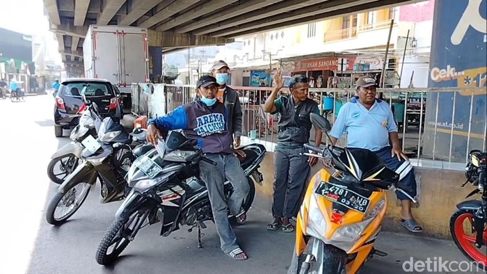 Tukang ojek di Subang.