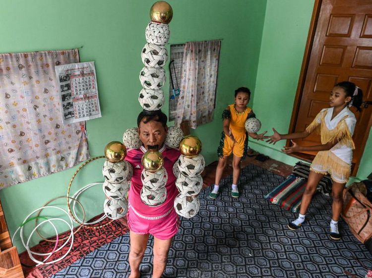 Usaha Kakek di Myanmar Lestarikan Seni Juggling yang Terancam Punah
