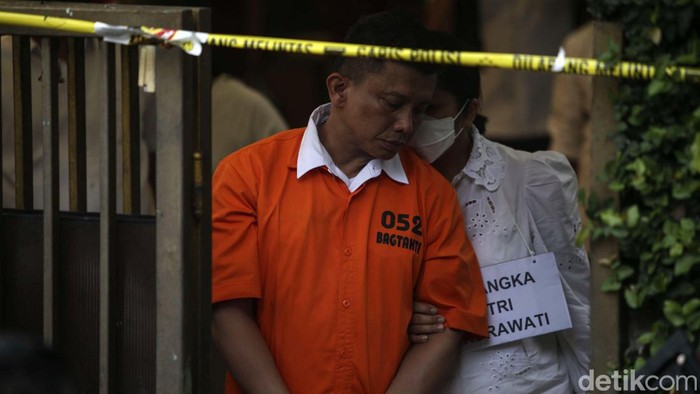 Ferdy Sambo dan Putri Candrawati akhirnya selesai menjalani rekonstruksi pembunuhan Brigadir J. Keduanya sempat berpelukan sebelum berpisah.