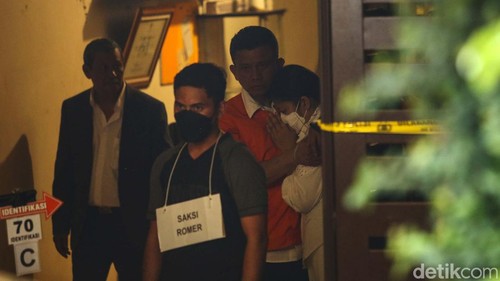 Ferdy Sambo dan Putri Candrawati akhirnya selesai menjalani rekonstruksi pembunuhan Brigadir J. Keduanya sempat berpelukan sebelum berpisah.