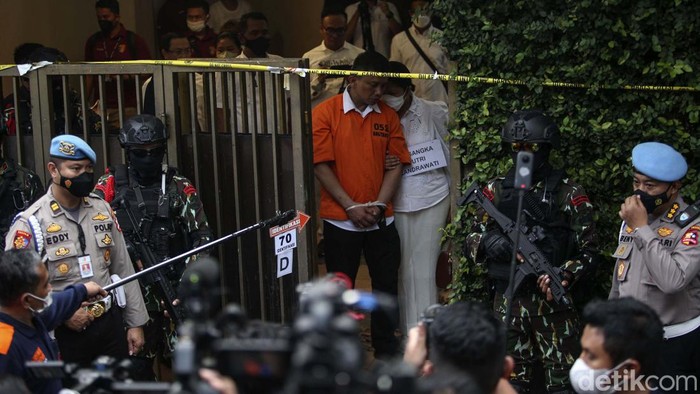 Ferdy Sambo dan Putri Candrawati akhirnya selesai menjalani rekonstruksi pembunuhan Brigadir J. Keduanya sempat berpelukan sebelum berpisah.