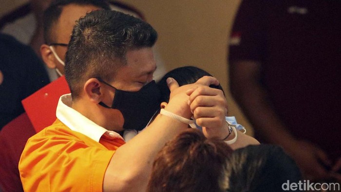 Ferdy Sambo dan Putri Candrawati akhirnya selesai menjalani rekonstruksi pembunuhan Brigadir J. Keduanya sempat berpelukan sebelum berpisah.