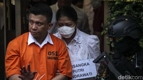 Ferdy Sambo dan Putri Candrawati akhirnya selesai menjalani rekonstruksi pembunuhan Brigadir J. Keduanya sempat berpelukan sebelum berpisah.