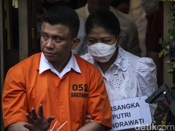 Ferdy Sambo dan Putri Candrawati akhirnya selesai menjalani rekonstruksi pembunuhan Brigadir J. Keduanya sempat berpelukan sebelum berpisah.