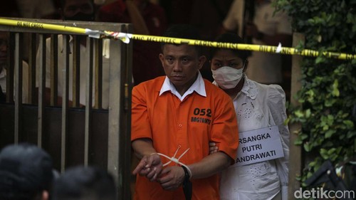 Ferdy Sambo dan Putri Candrawati akhirnya selesai menjalani rekonstruksi pembunuhan Brigadir J. Keduanya sempat berpelukan sebelum berpisah.