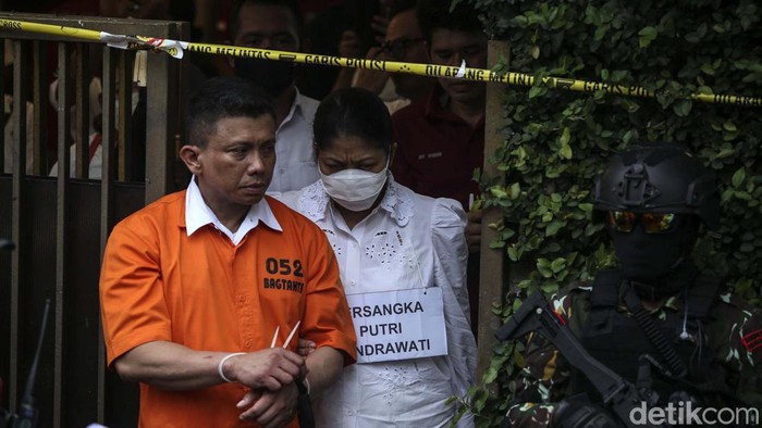 Usai Rekonstruksi, Sambo Peluk dan Cium Putri Candrawati Ferdy Sambo dan Putri Candrawati akhirnya selesai menjalani rekonstruksi pembunuhan Brigadir J. Keduanya sempat berpelukan sebelum berpisah.