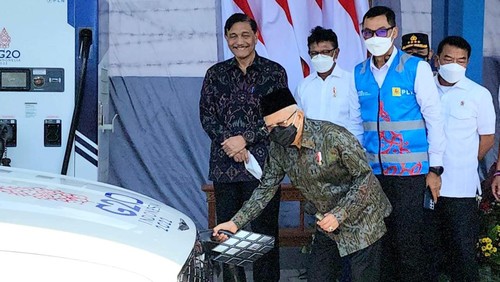Wakil Presiden Republik Indonesia K. H. Maruf Amin meninjau langsung kesiapan Stasiun Pengisian Kendaraan Listrik Umum (SPKLU) di Nusa Dua, Bali, Selasa (30/8/2022).