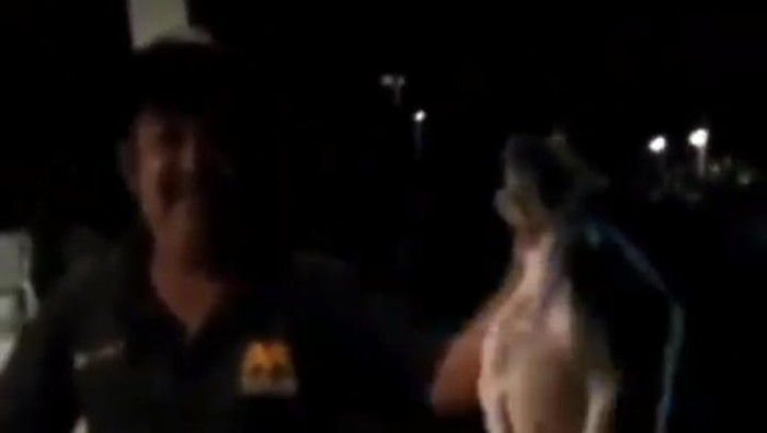 Warga Sukabumi dihebohkan dengan video aksi seorang pria paruh baya mengangkat anjing yang sudah diikat menggunakan tali rafia