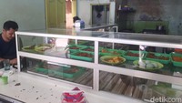 Oleh karena itu, Nur mengatakan, kini dirinya mencoba mengakali dengan memilih telur-telur berukuran kecil saat membeli agar perolehan telurnya lebih banyak per kg.