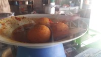 Di sisi lain, Nur tidak merasakan penurunan keuntungan yang signifikan lantaran harga beberapa bahan pangan lain seperti sayur dan minyak goreng sudah turun. Sehingga menurutnya, kondisi tetap bisa distabilkan.