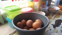 Karena kondisi ini, modal yang ia keluarkan bisa mencapai Rp 650 ribu per hari, dari biasanya yang hanya Rp 500 ribu. Bukan hanya telur, Sari menambahkan, harga kacang yang masih tinggi juga turut mendukung.