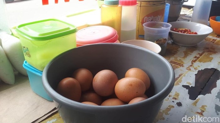 Harga telur ayam di pasaran mencapai Rp 33.000. Hal ini menimbulkan keresahan dalam diri masyarakat, terutama para pedagang masakan.