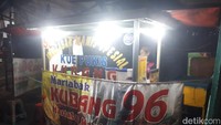 Kondisi melambungnya harga telur ini bahkan sampai membuat Indra, pedagang martabak di kawasan Tebet, tidak mampu berkata-kata. Yang mampu ia lakukan hanyalah mengurangi jumlah persen keuntungannya.