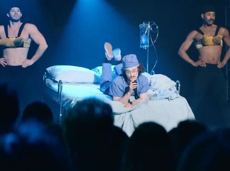 Daniel Radcliffe Berubah Jadi Aneh Buat Weird: The Al Yankovic Story