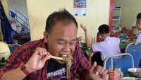 Kalau ini momen Aiptu Turono saat makan di rumah makan Aceh. Berbagai lauk ada di atas meja, termasuk potongan iga yang empuk juicy.